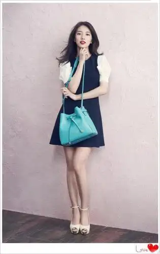 当23岁裴秀智穿黑色抹胸装撞衫42岁舒淇,网友:姜果然还是老的辣