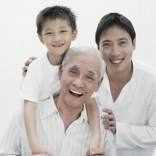 东方人,儿童,中年人,老年人,三个人,父亲,儿子,祖父,三代同堂,坐,抱