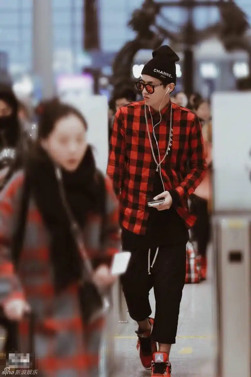 组图:吴亦凡凌晨低调离京 红格子衬衫潮范十足_高清图集_新浪网