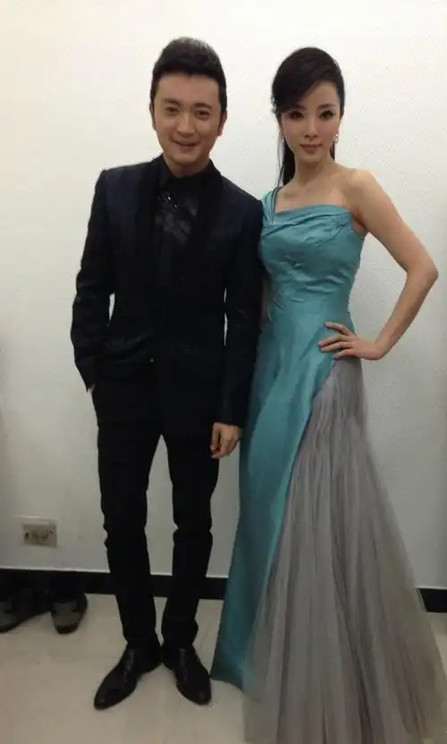 央视花旦李思思嫁大学同学3年生2子婚后被老公宠上天