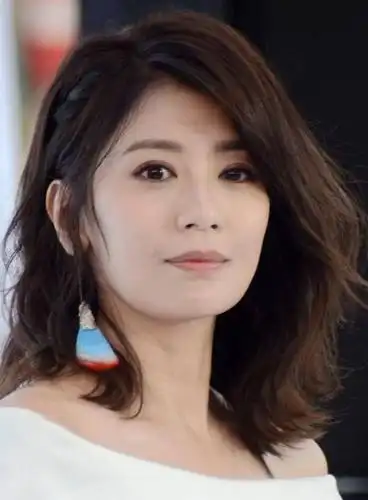 现在的女明星光p脸已经远远不够了,就连皮肤身材和头都需要精修