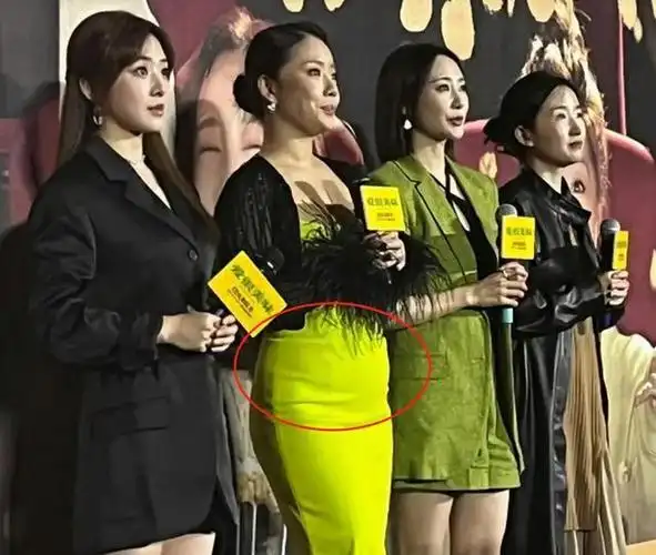 在镜头前,她表现得落落大方,对自己的身材毫无顾虑,展现出自信与从容.