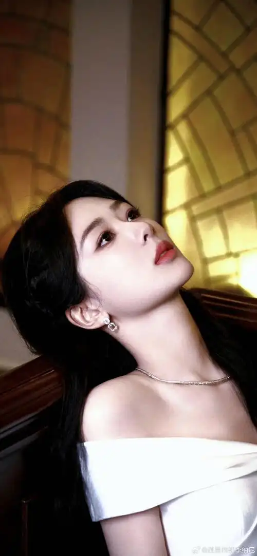 杨紫露肩白裙好温柔