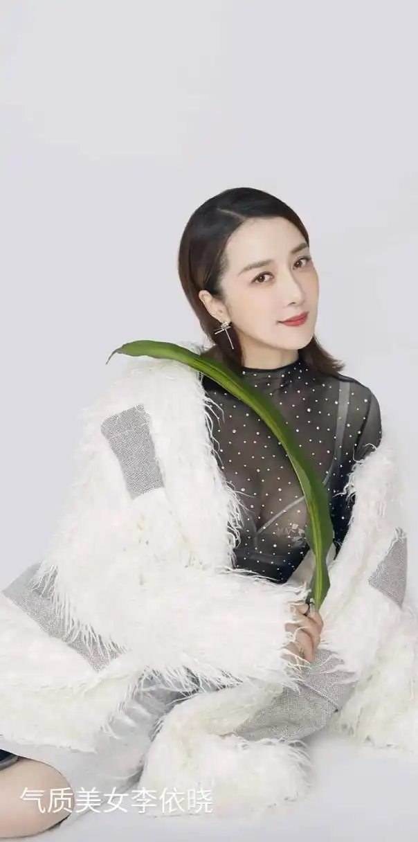 气质美女李依晓:白色外衣搭配黑丝控[欧耶]身材若隐若现