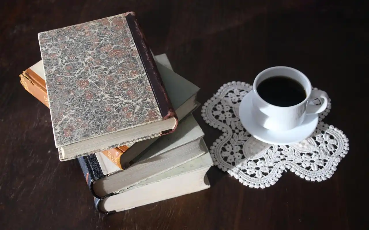 复古精致的书本图片桌面壁纸