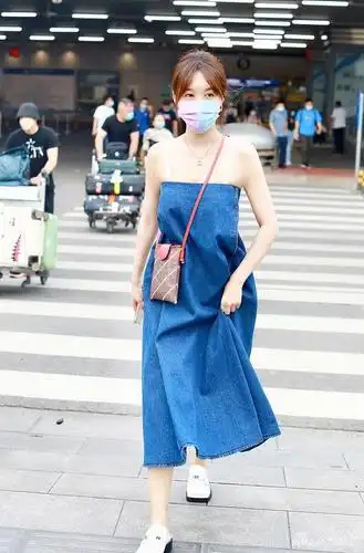 2021年7月10日,北京,明星现身机场. 李菲儿