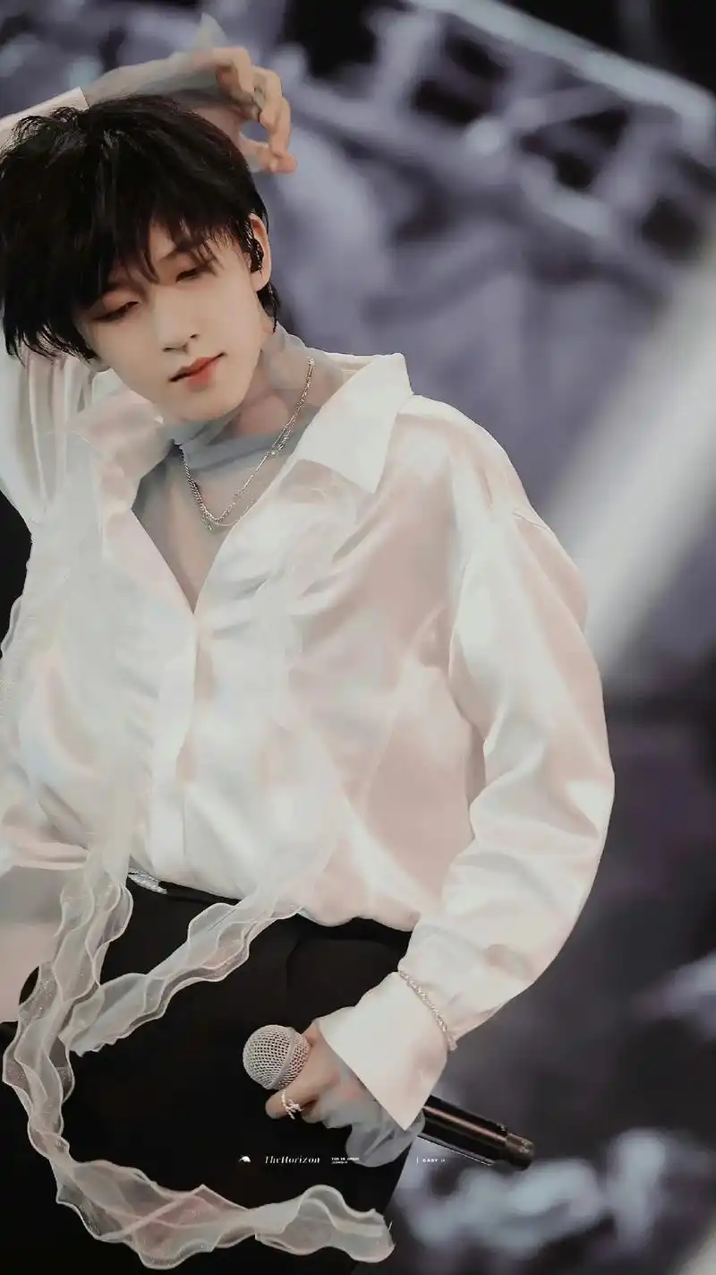 贺峻霖好看图片,宝贝真是肤白貌美.#贺峻霖  - 抖音