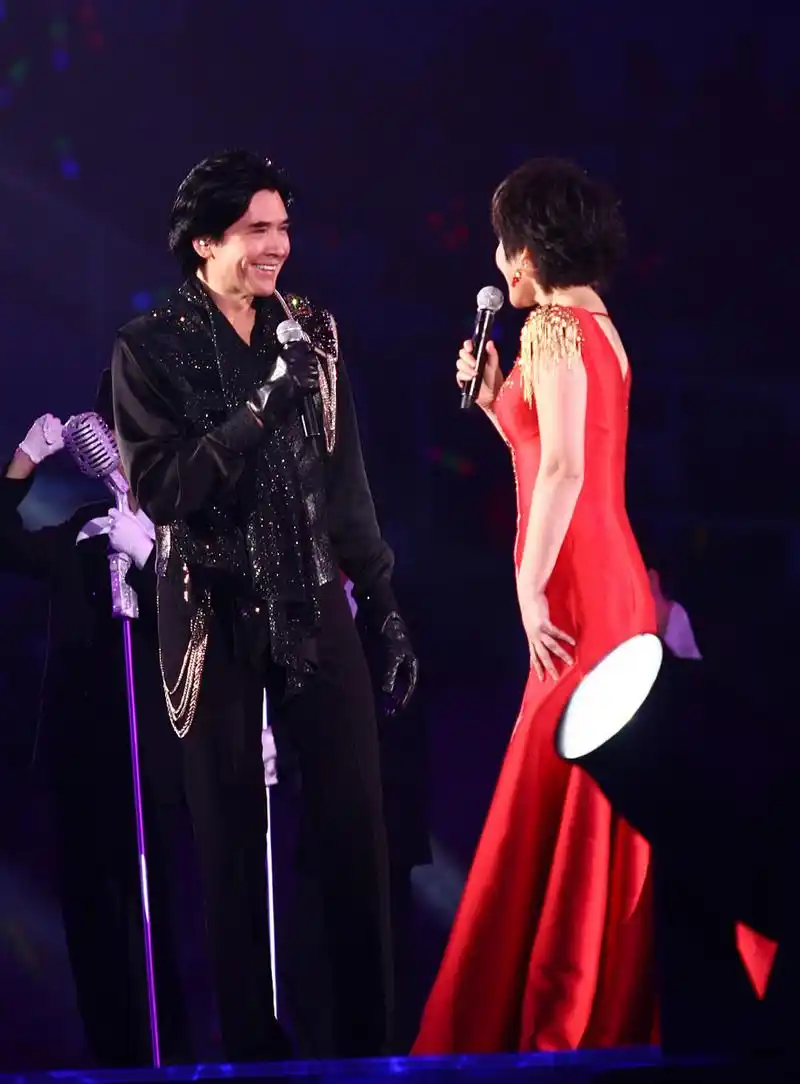 《相约九八》在1998年亮相,是王菲和那英的经典合作.