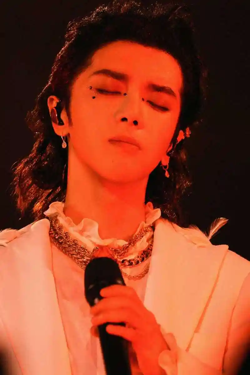 华晨宇《疯人院》演唱会live曝光 切换视角感受眼中绝美极光雨