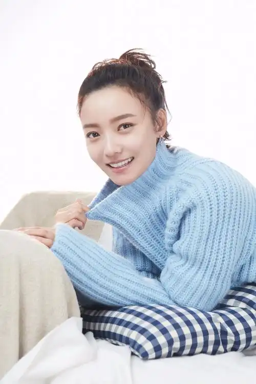 今日,演员林源的一组生日写真曝光.