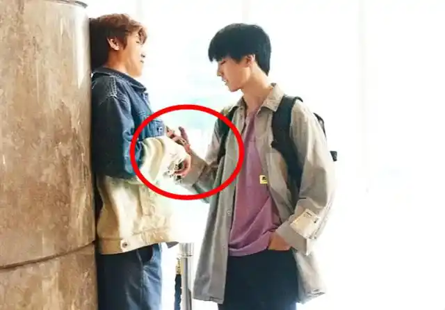 王俊凯壁咚男助理,距离近到能听见呼吸,嘴角笑容让路人忘记走路