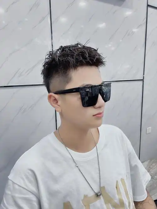 男士短发钢甲烫发