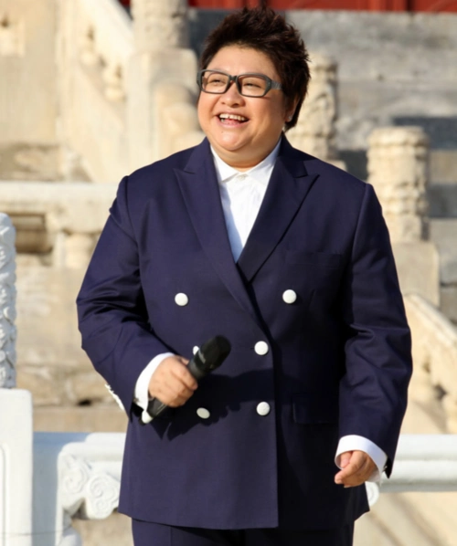 49岁韩红近照认不出身材暴瘦模样大变得知原因所有人心疼了