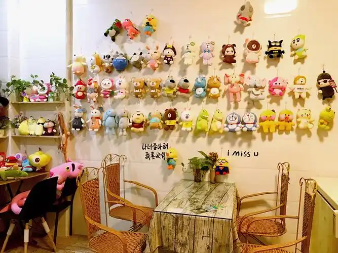 一枚公仔控的店主,有幸遇见各路娃娃机终结者,于是,有了这面娃娃墙.