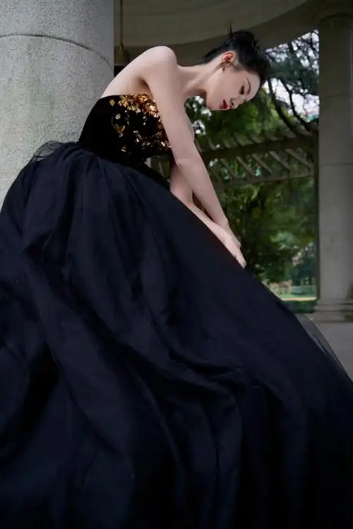 袁冰妍金色刺绣繁花裙##袁冰妍把心形花卉穿在身上