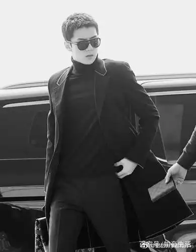 寸头的吴世勋是干净帅气的少年,也是软萌奶气的宝宝.