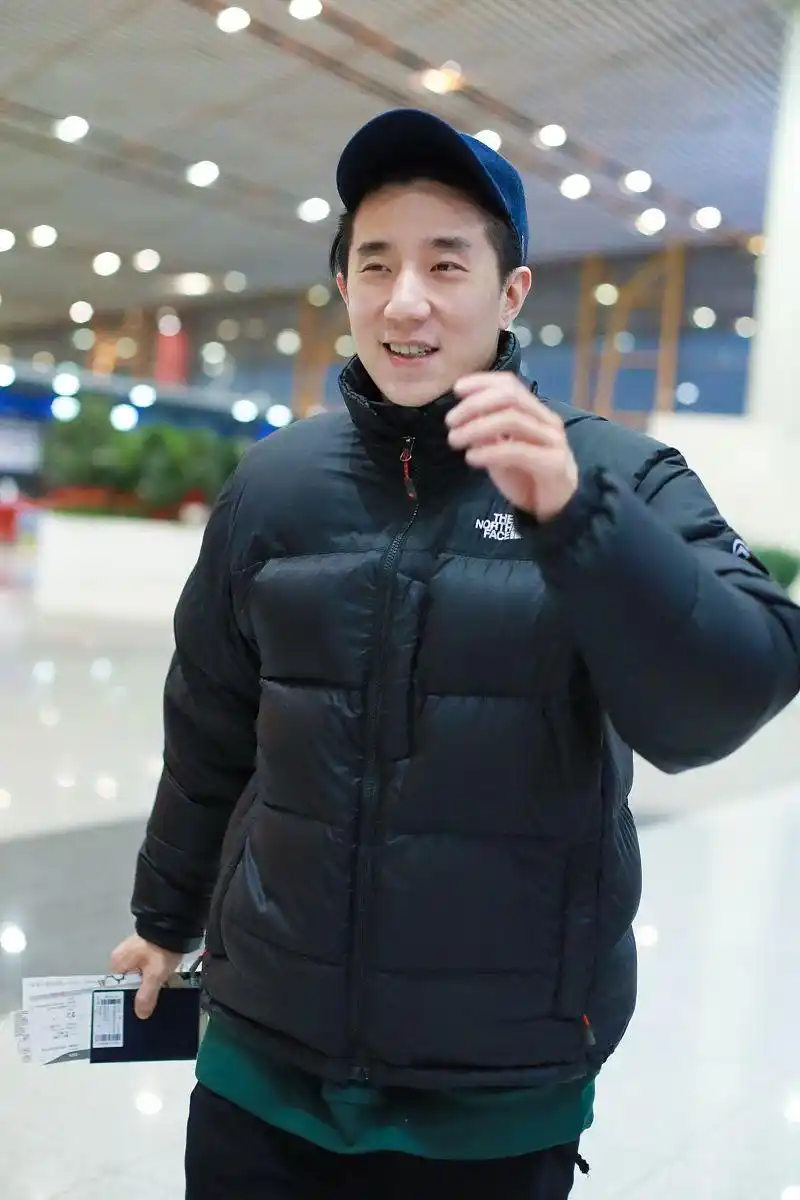 房祖名简约穿搭保暖又帅气,对镜比剪刀手尽显活力