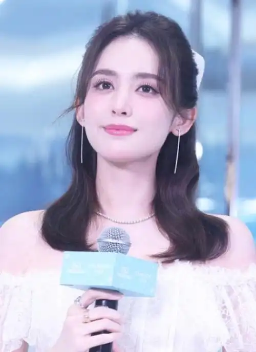 古力娜扎春日樱花写真释出 穿白裙清纯