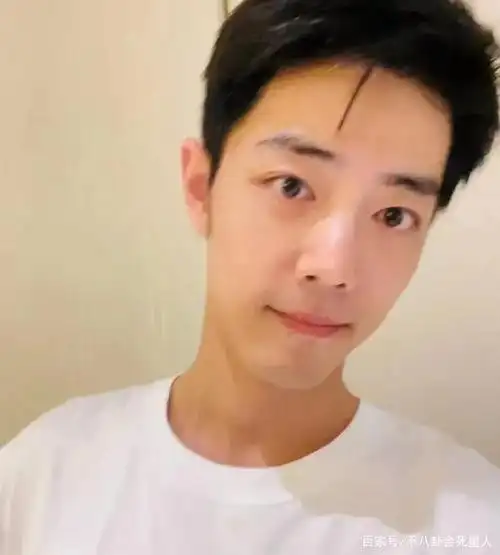 20位男星素颜对比,李易峰皮肤白皙,龚俊浓眉大眼