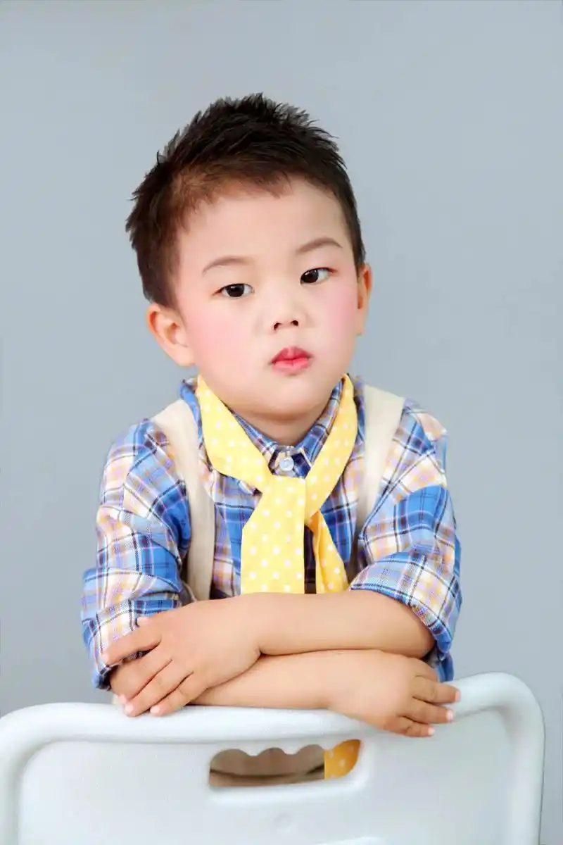 弟弟第一次拍艺术照,萌萌哒么么哒#儿童写真摄影 #潮酷男孩 - 抖音