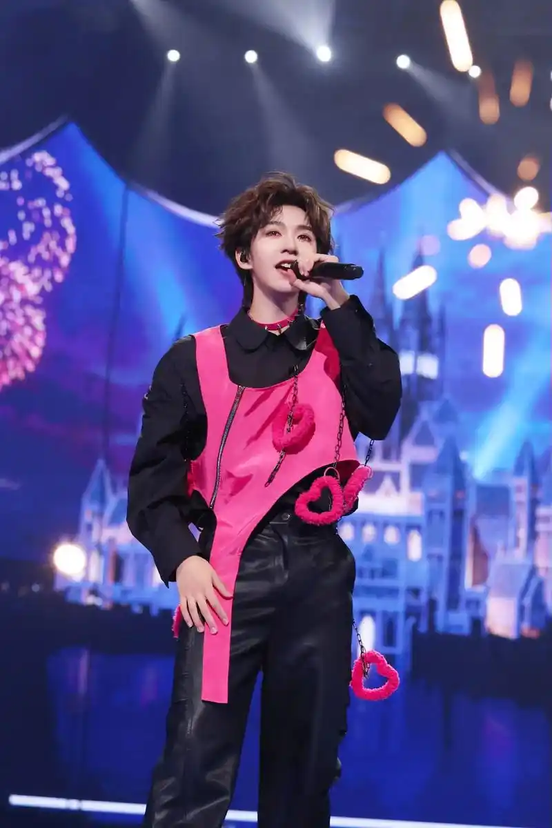 贺峻霖 #氛围感 #青年主持人贺峻霖 #养成系 #画报颜值 - 抖音