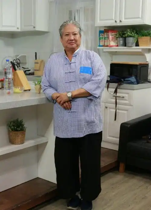 67岁洪金宝近照曝光!出行需手杵拐杖,老态龙钟令人唏嘘不已!