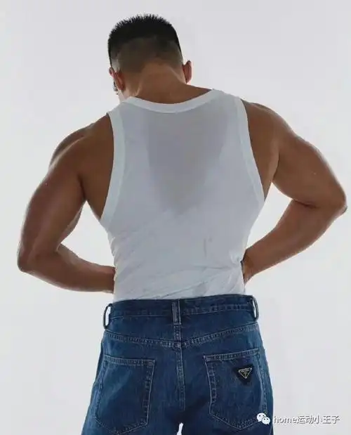 肌肉壮男白背心配牛仔裤好身材藏不住