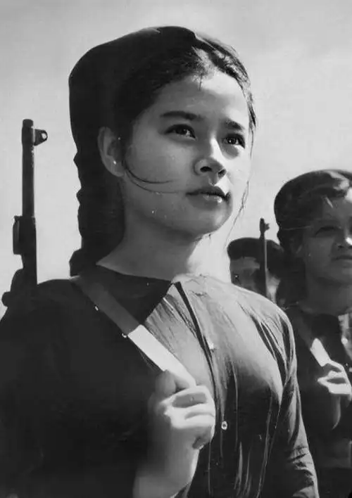 越南女兵伪装成百姓被发现,被包围后拒不投降,后来结局如何?