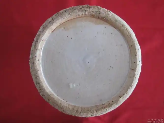 5cm 为明代嘉靖年间民窑青花瓷,器形完整,精美,品相完好,足底有沾沙