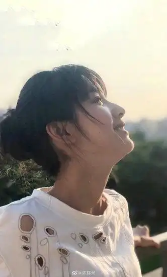 陈都灵晒美照庆26岁生日 抬头微笑侧颜精致美好