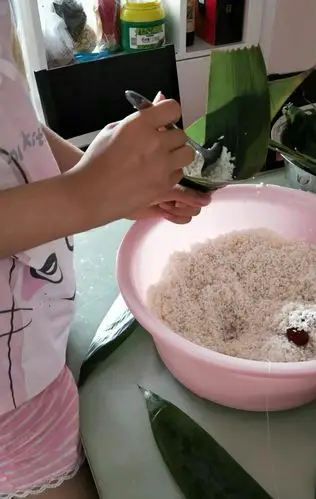 初二五班同学在家学习包粽子,体验"端午粽情"