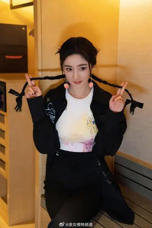 杨幂双丸子麻花辫造型俏皮可爱 白色涂鸦打底t恤童趣满满