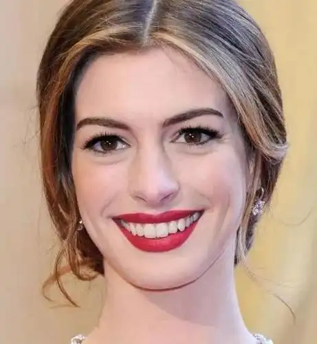 五官好看,脸型也不差,但就是让人夸不出美▼