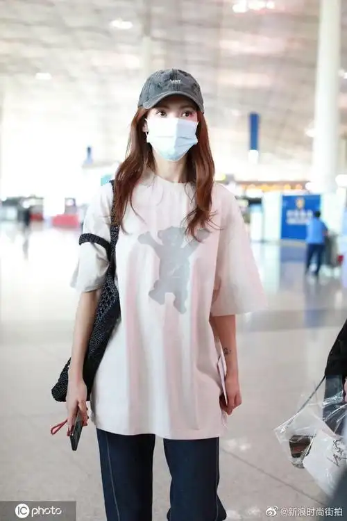 【6.1 金晨】机场街拍,卡通印花t恤搭配黑色休闲裤,简淡舒适.