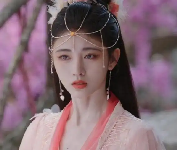 其中姜杉这几年在荧幕上还是 比较活跃的,鞠婧祎主演的这部《花戎》