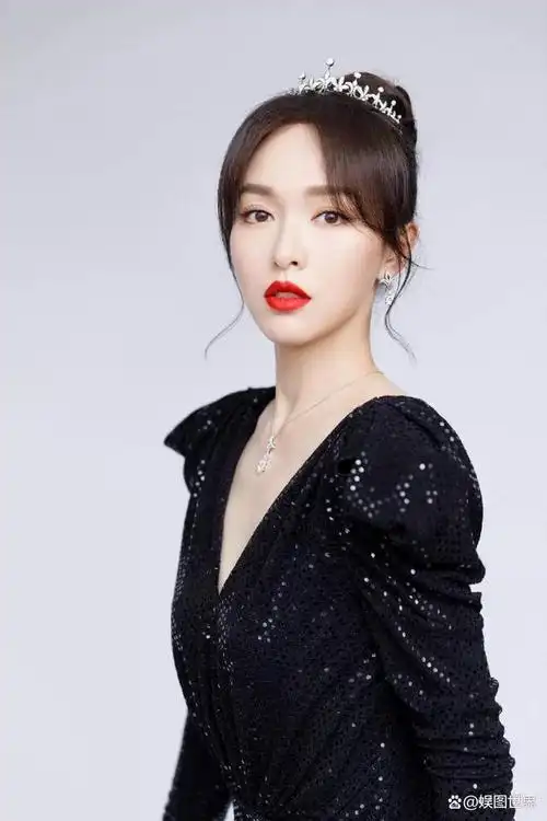 唐嫣身穿黑色亮片礼服靓丽优雅