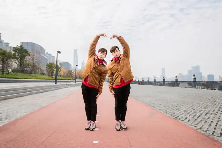 作品名称:《比心》通过设计不同的动作形成一幅二次曝光创意照片.