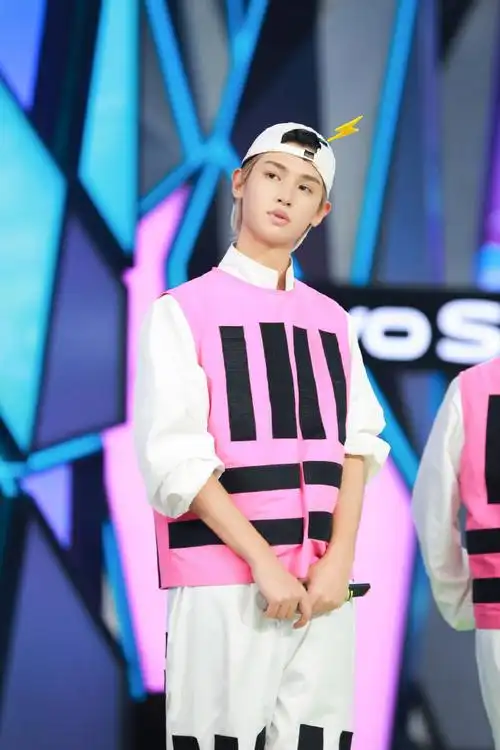 最新行程丨黄明昊本期《快乐大本营》剧照出炉 小脑袋一抠,啥事儿不愁