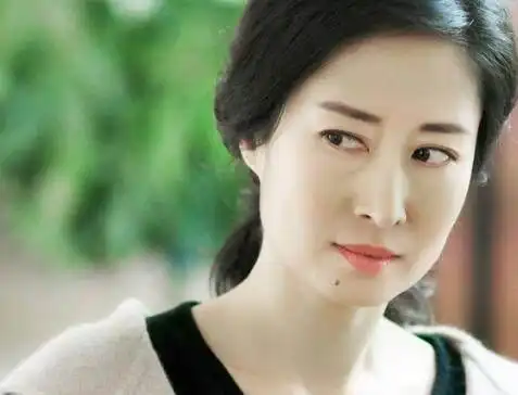 刘敏涛,1976年1月出生于山东烟台,毕业于中央戏剧学院,中国内地女