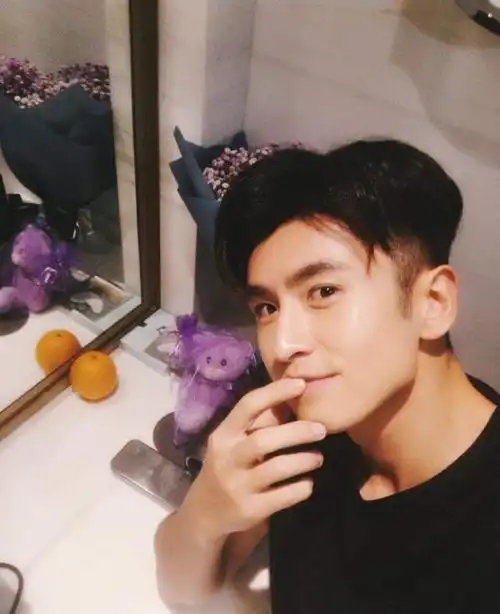 王一菲张云龙恋情曝光两人一同布置爱巢随后在家中激情拥吻