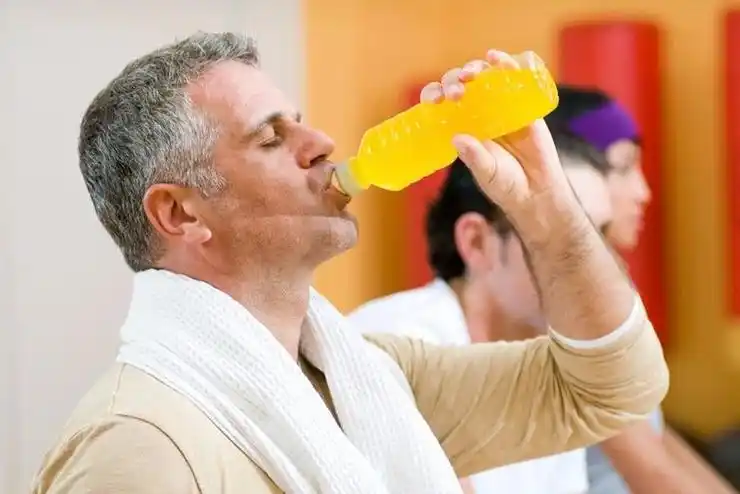 经常喝"饮料"的人,若有这5种表现,提醒:血糖高得"可怕"了