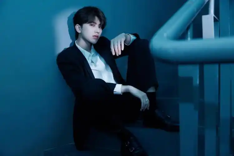 蔡徐坤西装皮鞋黑袜