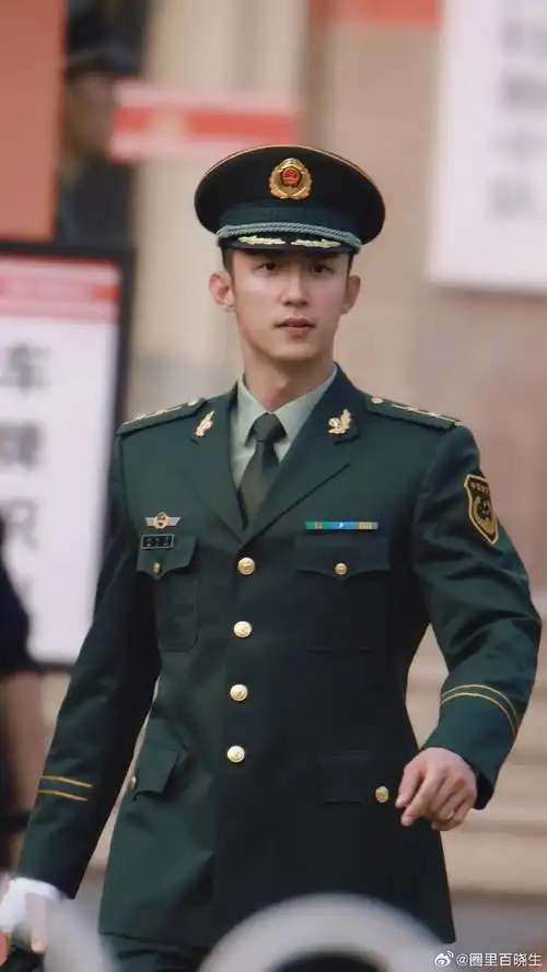 消防员相遇,相识到相爱的故事…剧组在选角上真的很专业,首先黄景瑜本