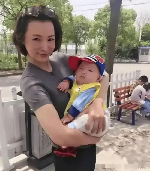 董卿消失7年生二胎办酒席?现状曝光,打扮朴素低调