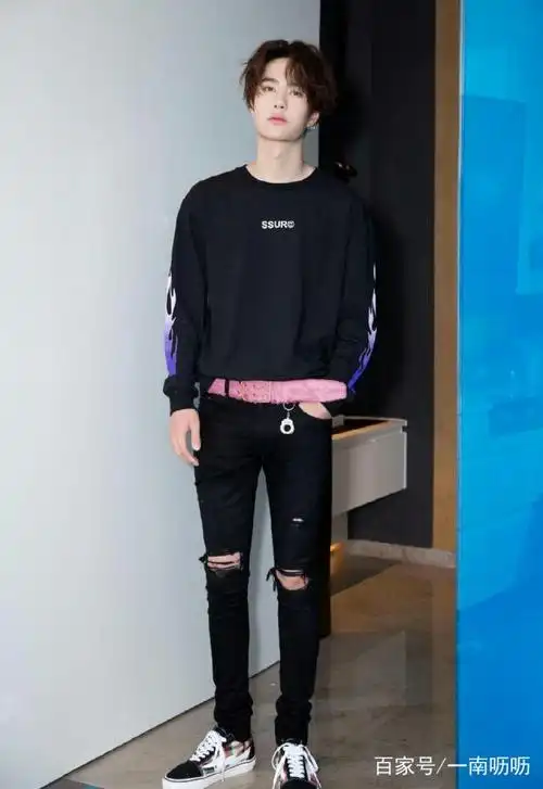 王一博破洞牛仔裤,这孩子的破洞裤!我绝对能找出50张