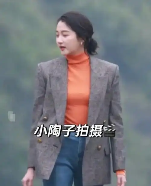 关晓彤的短脖子太不适合高领穿搭了,整个人显得怂还没气质