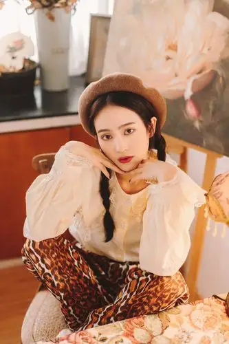 性感美女时尚写真清纯萝莉法式麻花辫漂亮脸蛋水嫩肌肤漂亮