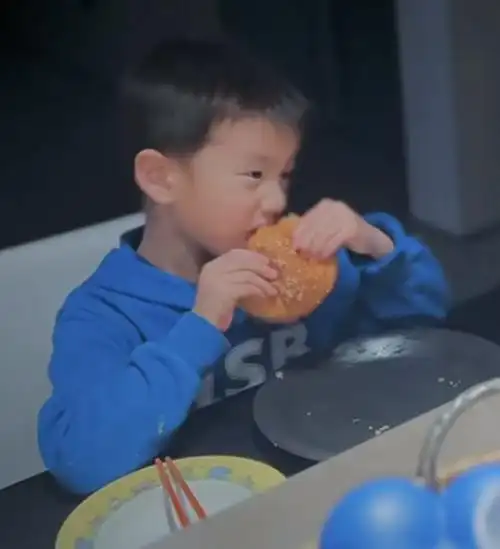 黄磊儿子正脸首曝光!