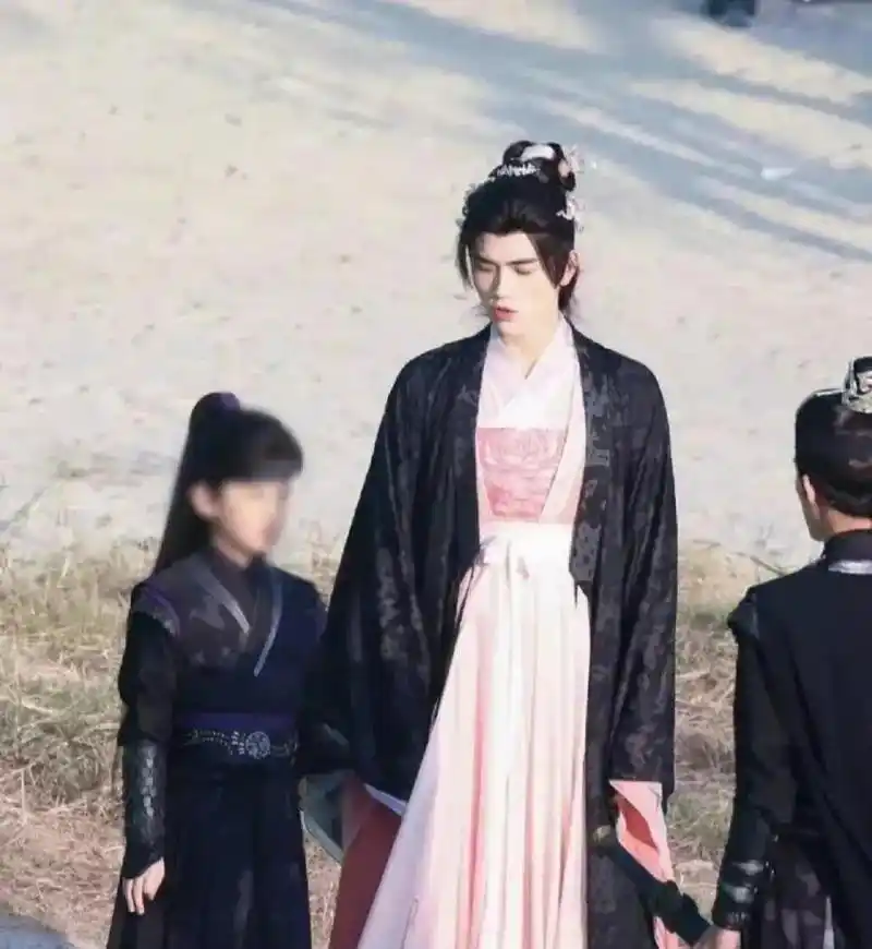 陈飞宇这女装有继承到他妈妈的颜值吗[得意][得意]