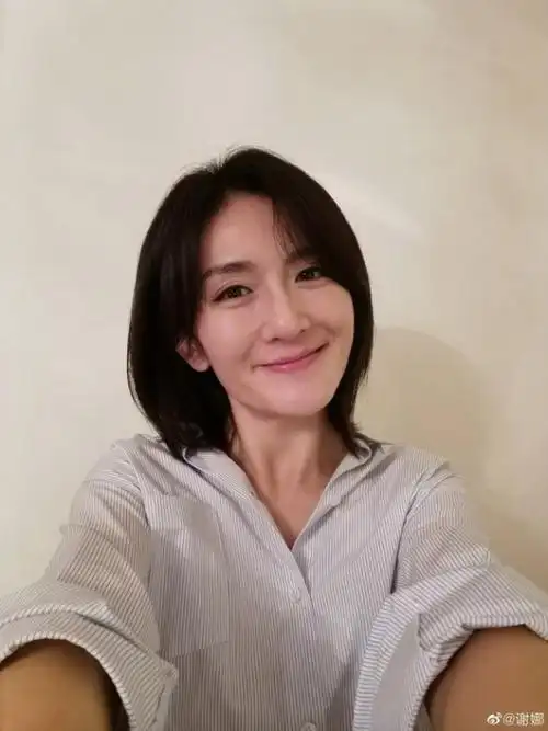 谢娜晒素颜照露甜美笑容美出新高度